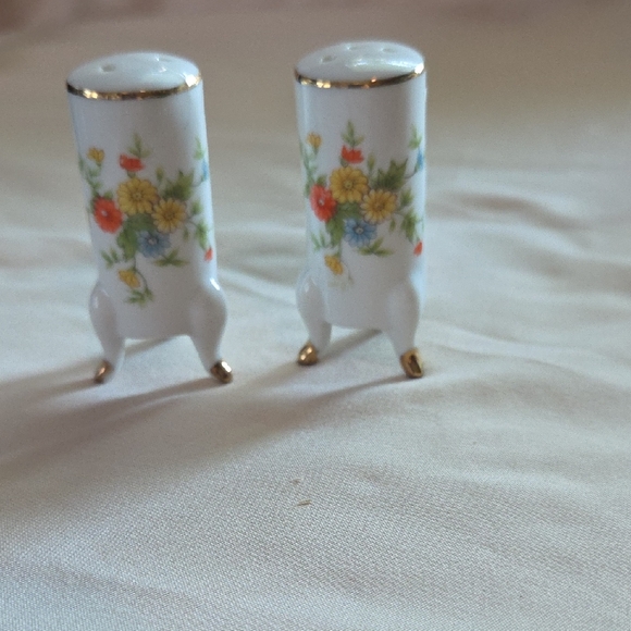 The Unbranded Brand Other - Salt And Pepper Shaker Elegant Vintage  Floral Salt and Pepper Shakers